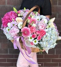 Композиция солнечный день в Гладковской Цветочная композиция из Розы, Хризантемы, Пионы и Лизиантусы в корзине в Гладковской